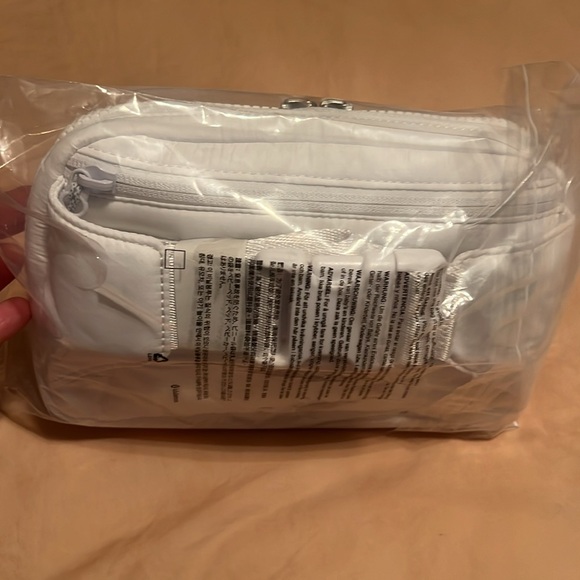 NEW White Lululemon Puffy Belt Bag - Picture 4 of 6